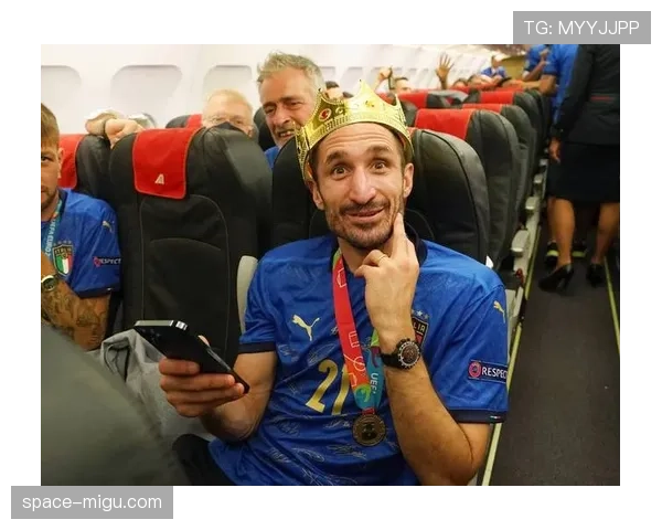 特写：39岁基耶利尼回归尤文主场，在看台上为旧主呐喊